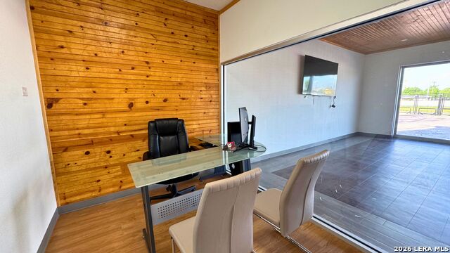 5602 S Interstate 35 Property Photo 8