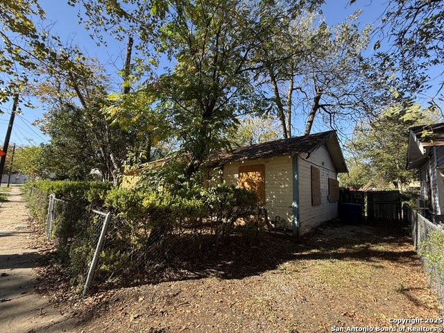1033 Saldana Property Photo 2