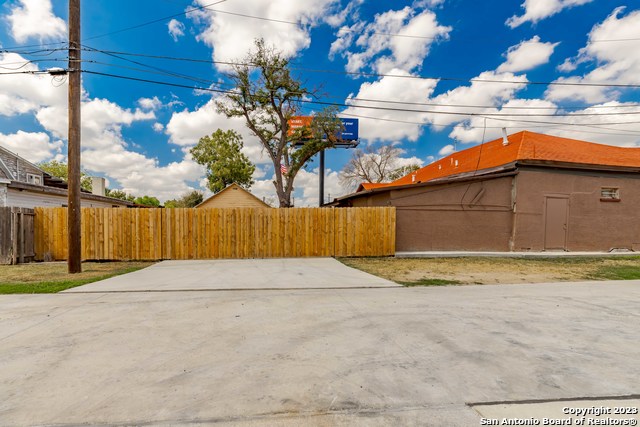 1950 N Panam Expressway Property Photo 17
