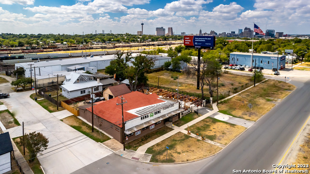 1950 N Panam Expressway Property Photo 21