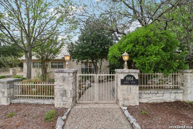 1904 Summit Ridge Dr Property Photo 2