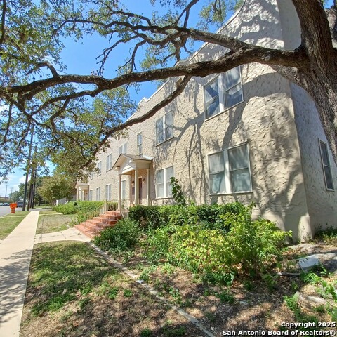 127 W Magnolia Ave Property Photo 1