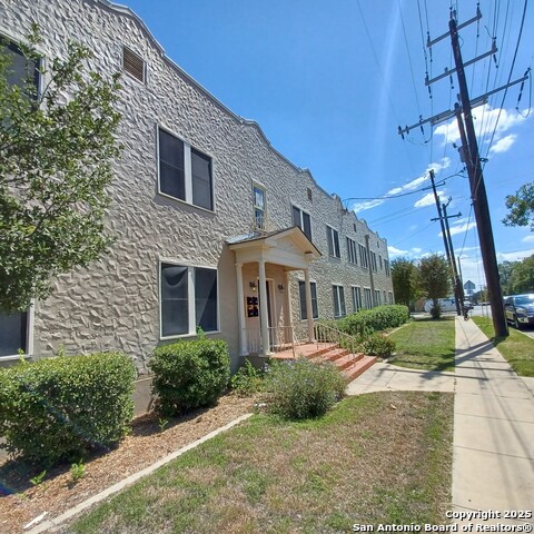 127 W Magnolia Ave Property Photo 3