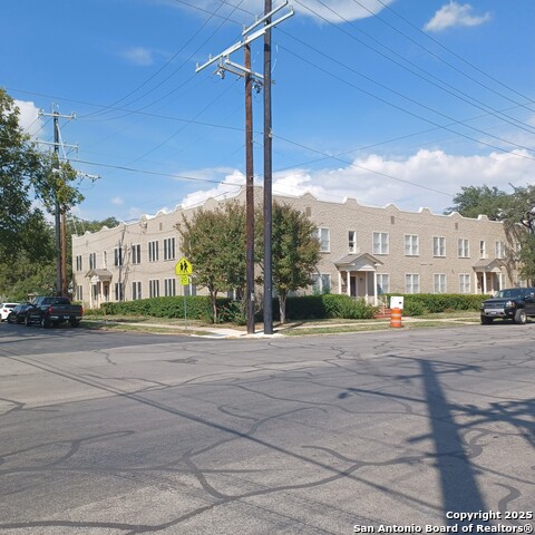 127 W Magnolia Ave Property Photo 8