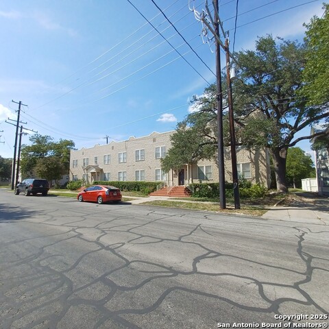 127 W Magnolia Ave Property Photo 9