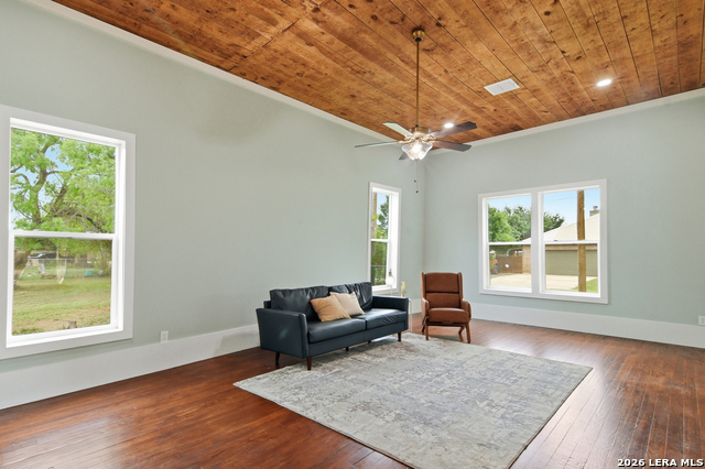 309 E Houston Street Property Photo 5