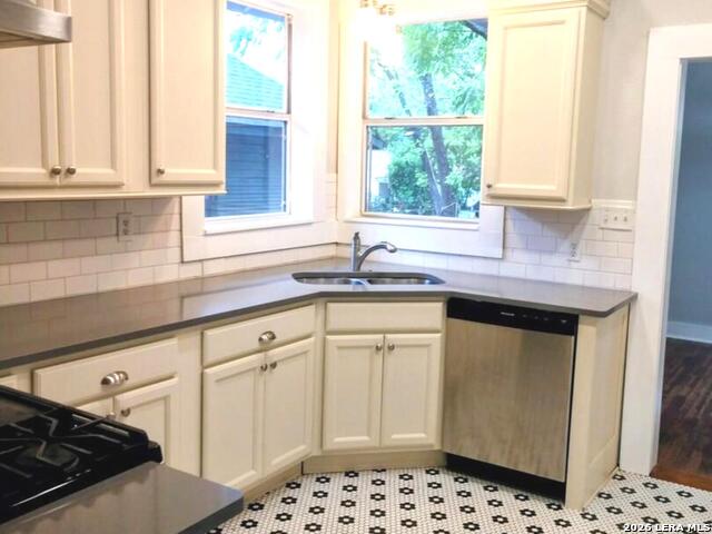 338 Queen Anne Property Photo 8