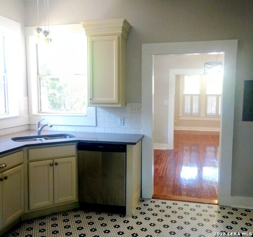 338 Queen Anne Property Photo 32