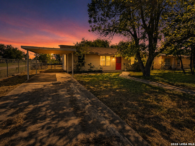 517 E Daniel Property Photo 1