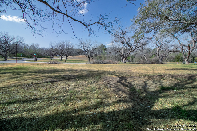 5 E Hampton Dr Property Photo 2