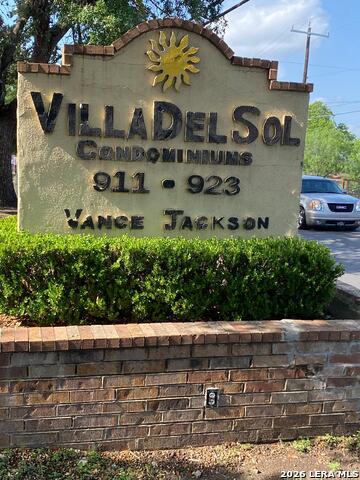 911 Vance Jackson Property Photo 1