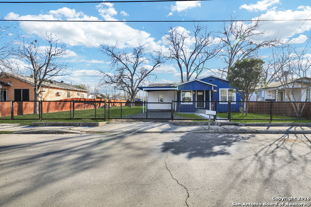 1112 Gladstone Property Photo 3
