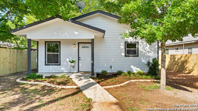 270 S Peach Ave Property Photo 1