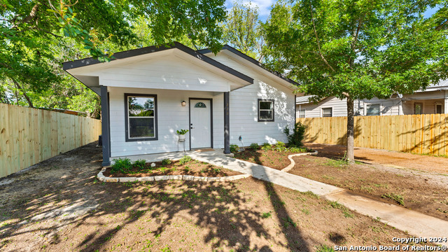270 S Peach Ave Property Photo 2