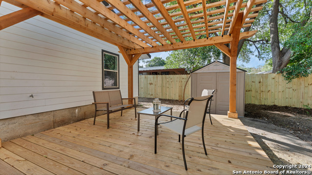 270 S Peach Ave Property Photo 15