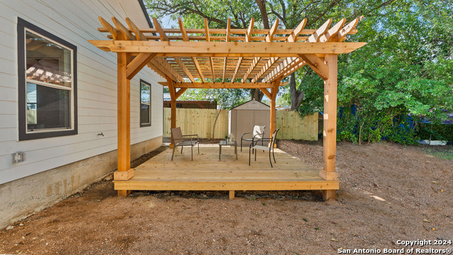 270 S Peach Ave Property Photo 17