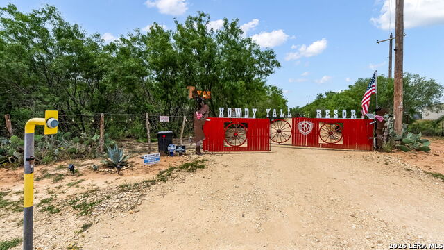 15725 N Interstate 35 Property Photo 1