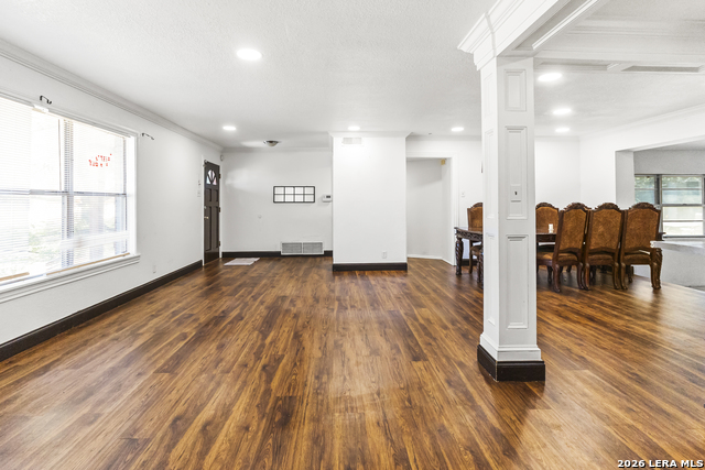 302 Redcliff Property Photo 4