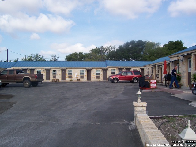 303 N State Highway 123 Property Photo 2