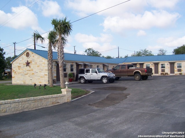303 N State Highway 123 Property Photo 3