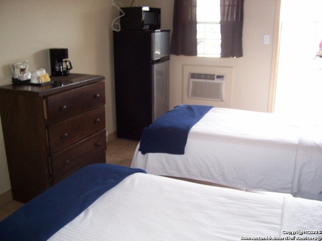 303 N State Highway 123 Property Photo 5