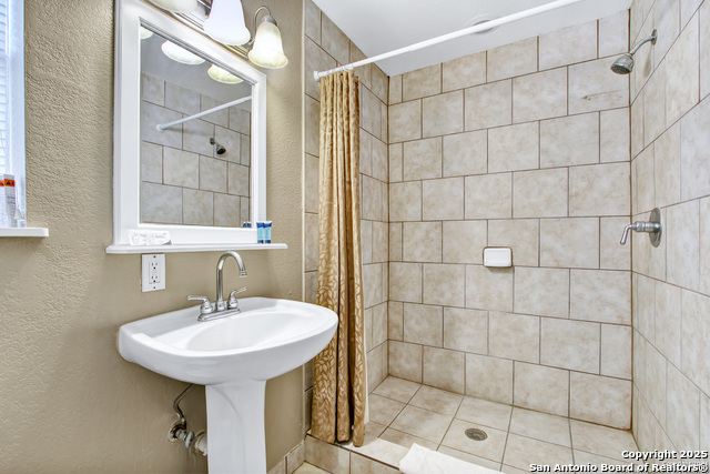 303 N State Highway 123 Property Photo 10