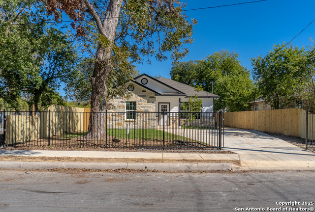 216 S San Augustine Ave Property Photo 3
