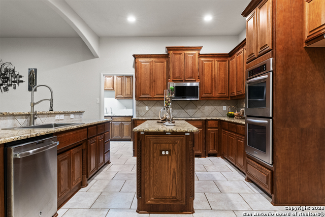 9715 Wind Gate Pkwy Property Photo 6