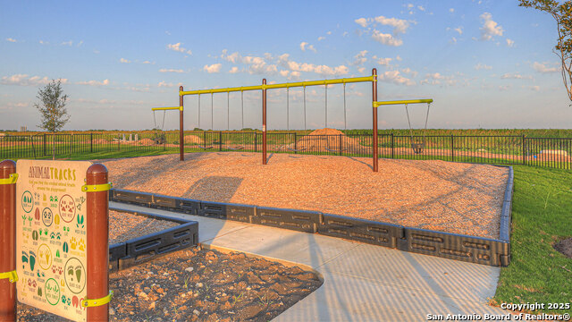 233 Raymondville Path Property Photo 32