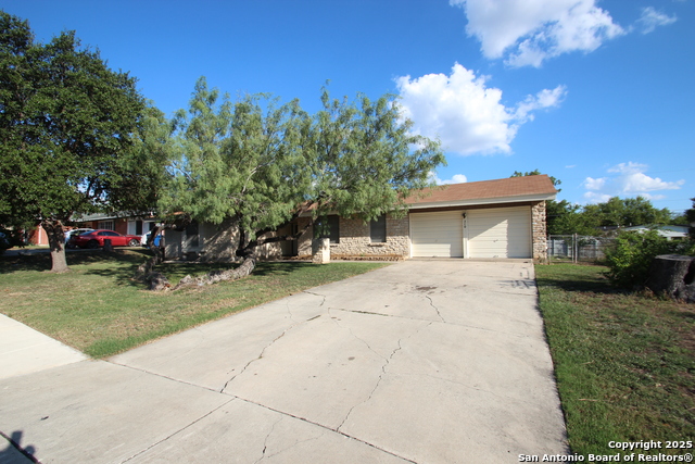 310 Threadneedle Ln Property Photo 2