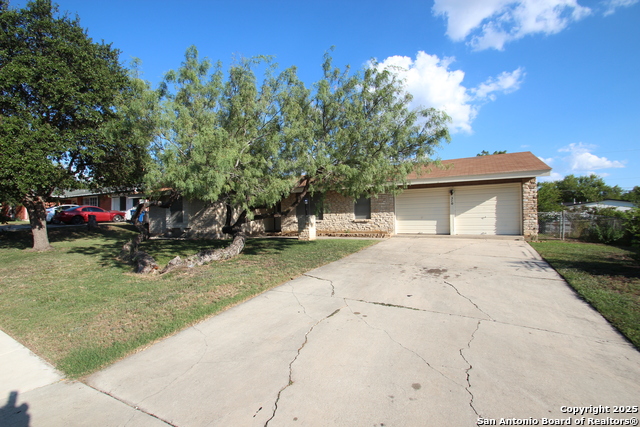 310 Threadneedle Ln Property Photo 3