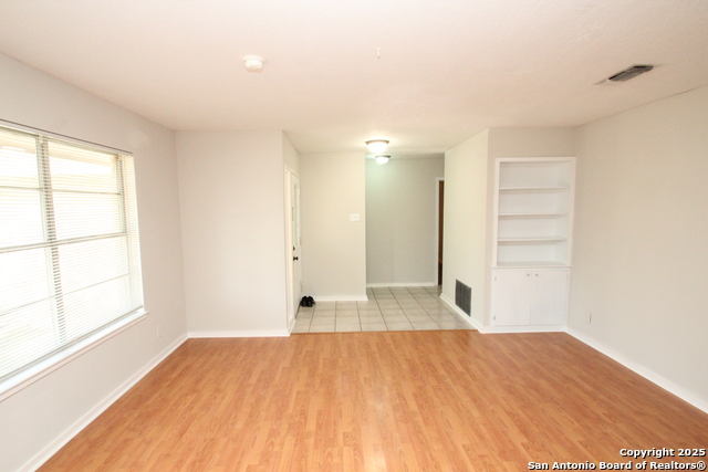310 Threadneedle Ln Property Photo 5