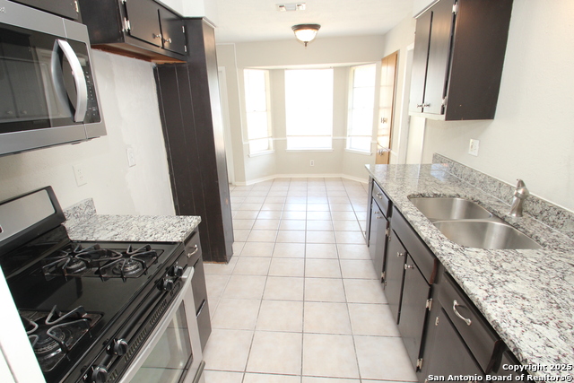 310 Threadneedle Ln Property Photo 8