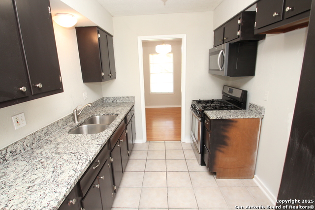 310 Threadneedle Ln Property Photo 9