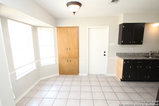 310 Threadneedle Ln Property Photo 10