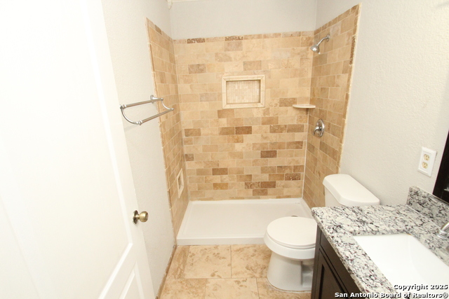 310 Threadneedle Ln Property Photo 14
