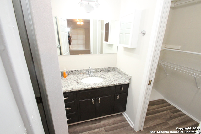 310 Threadneedle Ln Property Photo 21