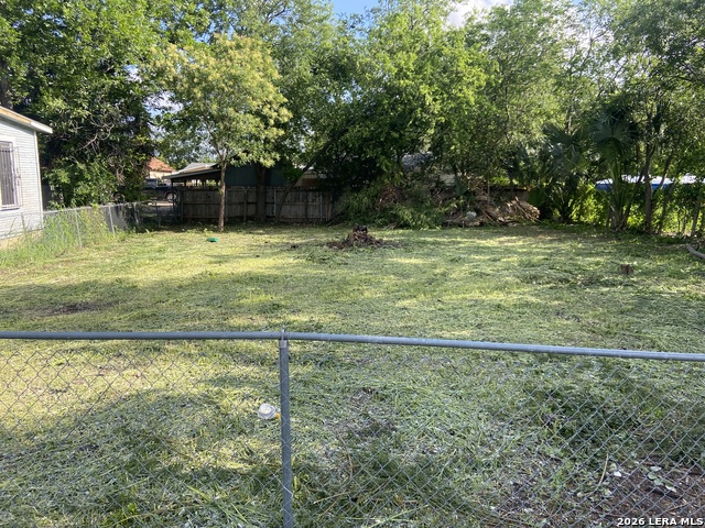 1204 Perez St Property Photo 3