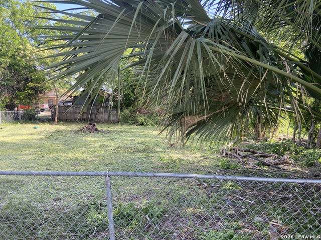 1204 Perez St Property Photo 4