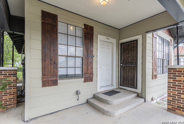 706 Canton Property Photo 4