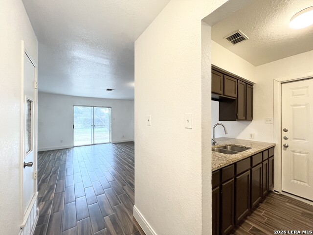 2106 Henrietta St Property Photo 7