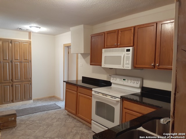 1114 S Loop 1604 E Property Photo 6
