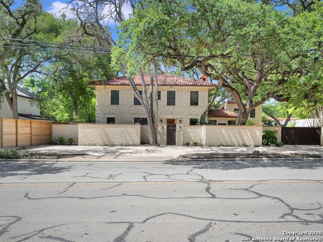421 E Hildebrand Property Photo 2