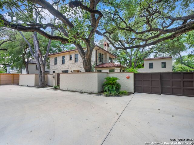 421 E Hildebrand Property Photo 5