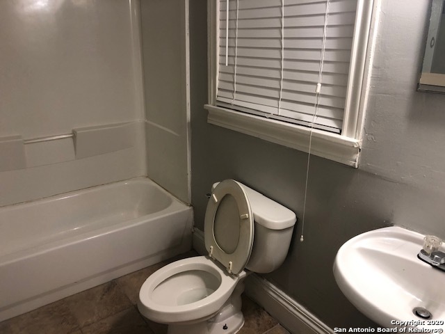 726 E Grayson St Property Photo 6
