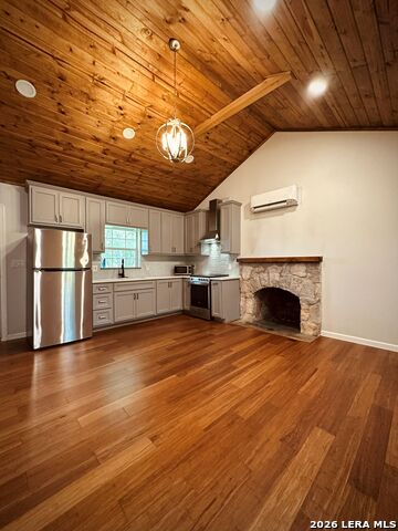 17803 Hilltop Dr Property Photo 4
