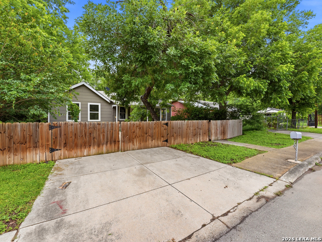 720 Chickering Ave Property Photo 3