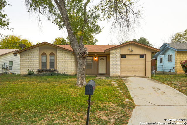 209 Royal Dr Property Photo 1