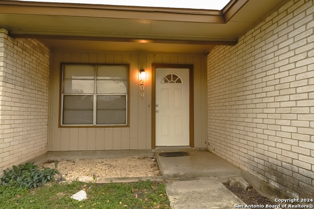 209 Royal Dr Property Photo 3
