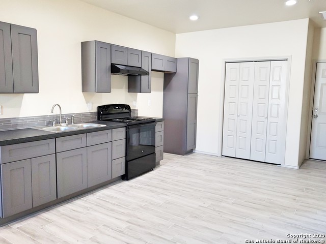 208 Crestview Ln Property Photo 3
